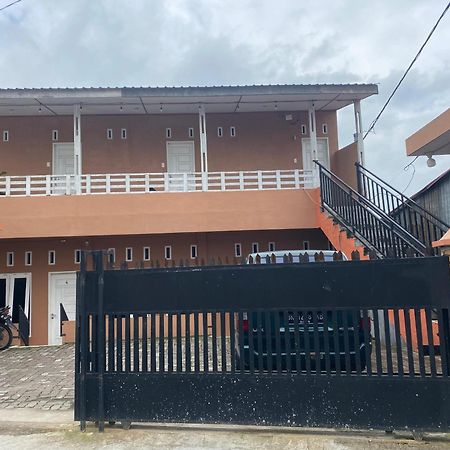 Ron'S Guest House Berastagi Backpacker Rooms 外观 照片