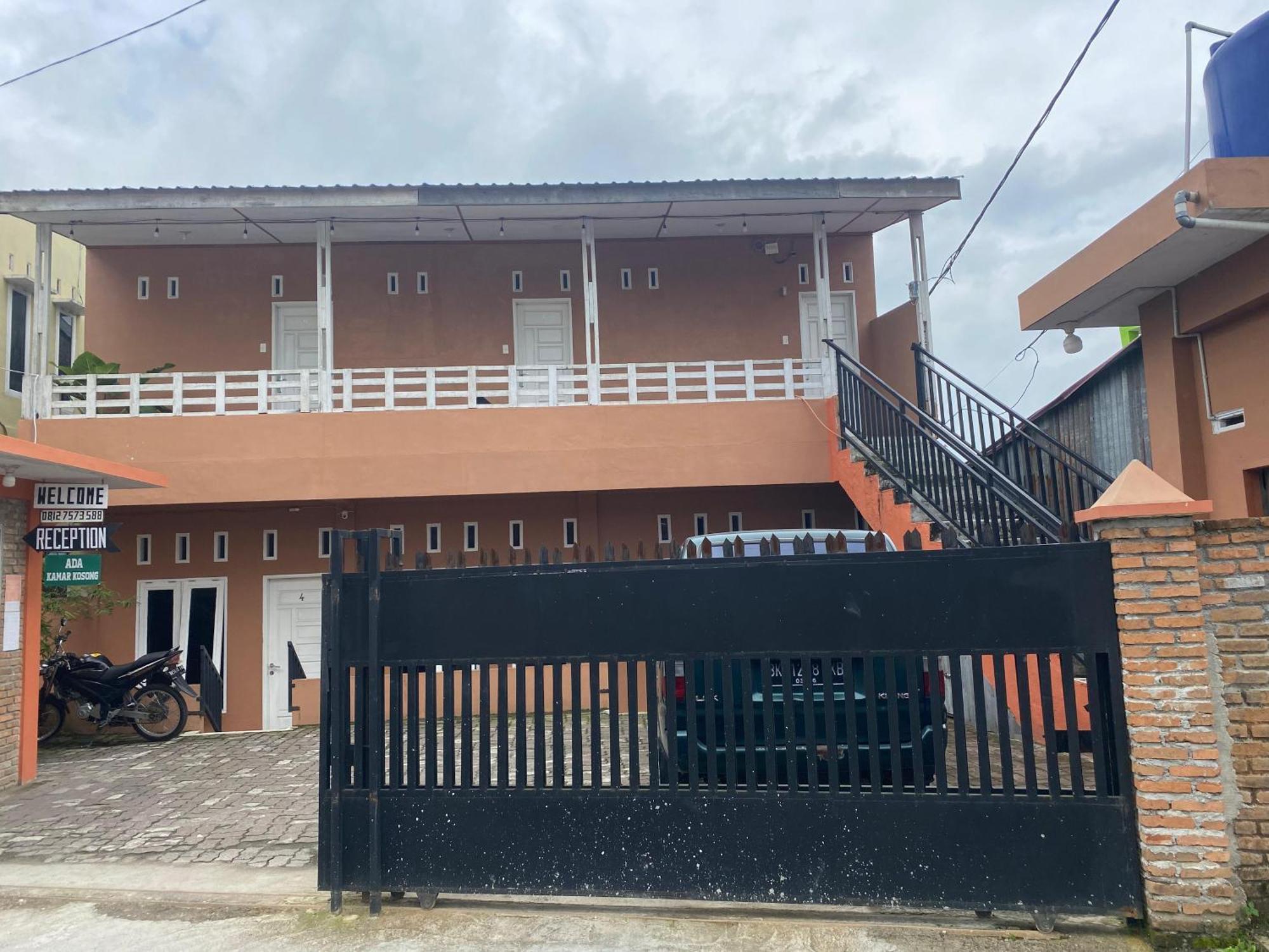 Ron'S Guest House Berastagi Backpacker Rooms 外观 照片